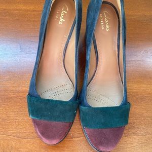 Never worn Clark’s tri-colored 2 inch heels